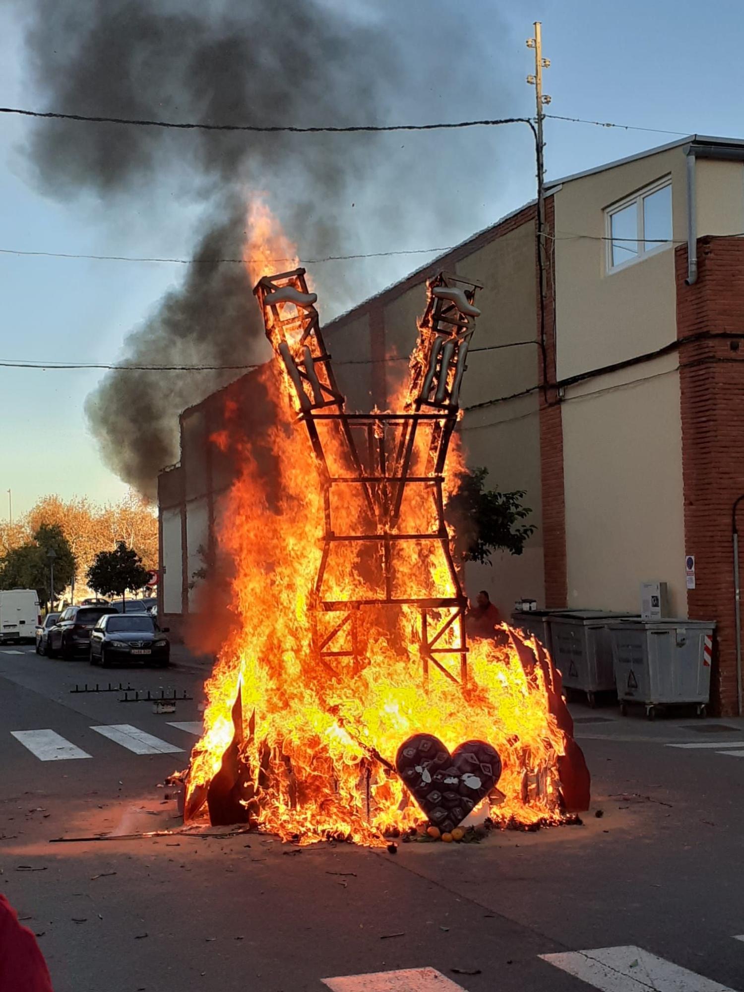 Así se ha plantado y quemado el Pi de Nadal, la última falla de 2023