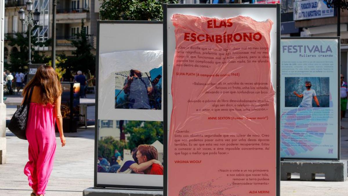 Una mujer cruza la plaza de Galicia ante los destrozos. |   // I.ABELLA