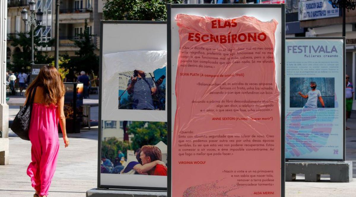 Una mujer cruza la plaza de Galicia ante los destrozos. |   // I.ABELLA