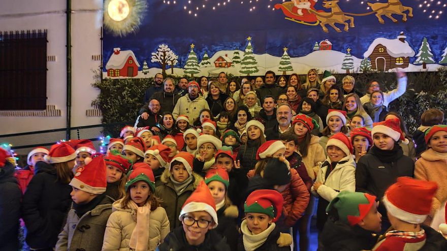 El colegio San Miguel de Villanueva de Córdoba celebra la Navidad con el adorno de su fachada