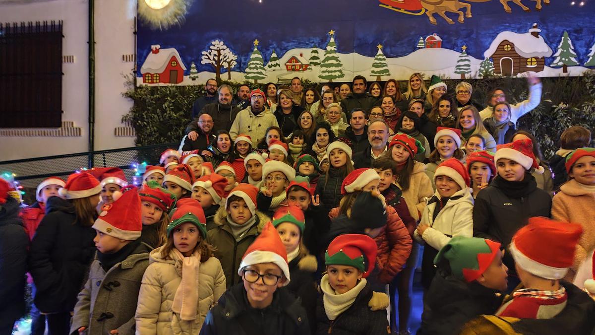 El colegio San Miguel de Villanueva de Córdoba celebra la Navidad con el adorno de su fachada.