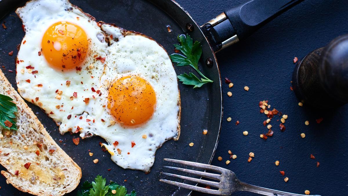 Adiós a freír el huevo en la sartén: así se hacen los mejores huevos fritos