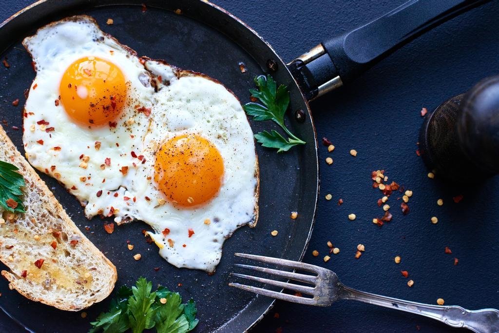 Adiós a freír el huevo en la sartén: así se hacen los mejores huevos fritos