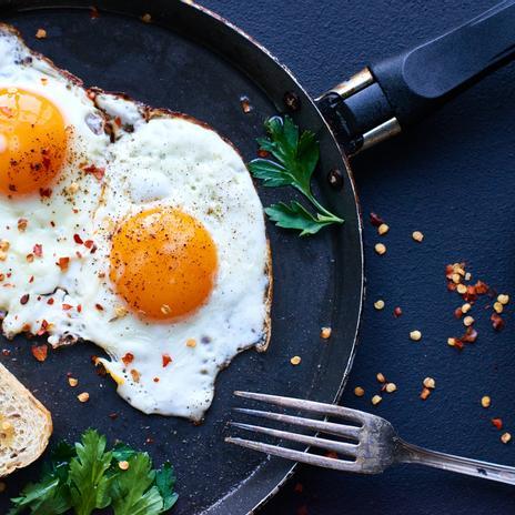 Adiós a freír el huevo en la sartén: así se hacen los mejores huevos fritos