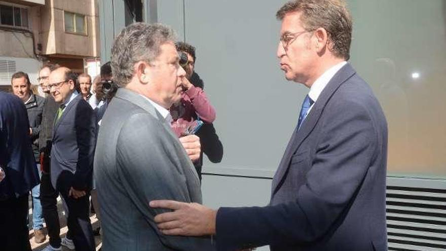 Lores y Feijóo se saludan a la llegada del presidente a Pontevedra. // R. V.