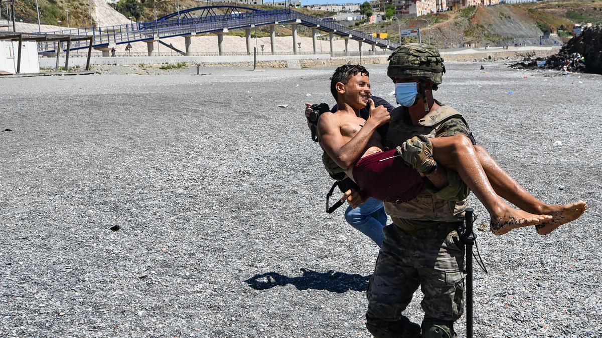 Un militar traslada a un menor rescatado en Ceuta