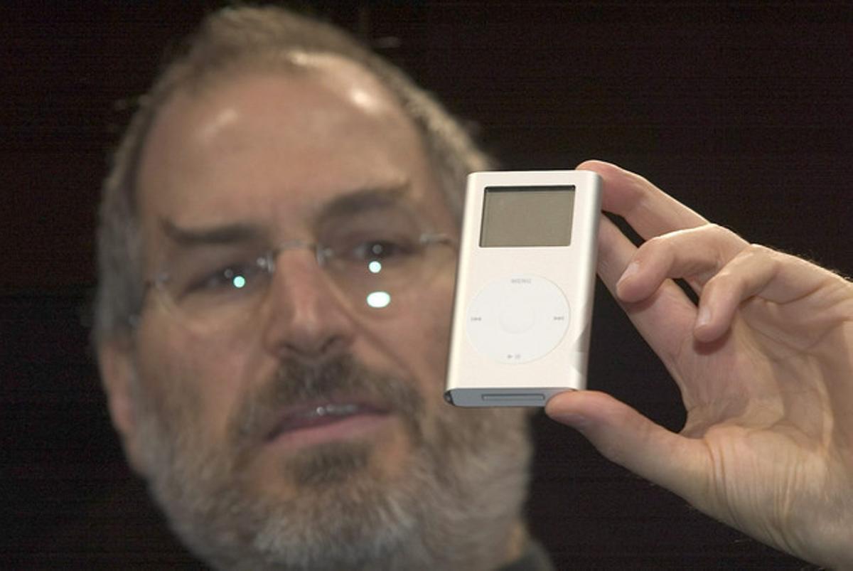 Steve Jobs con el primer iPod, presentado en la Macworld del 2004.