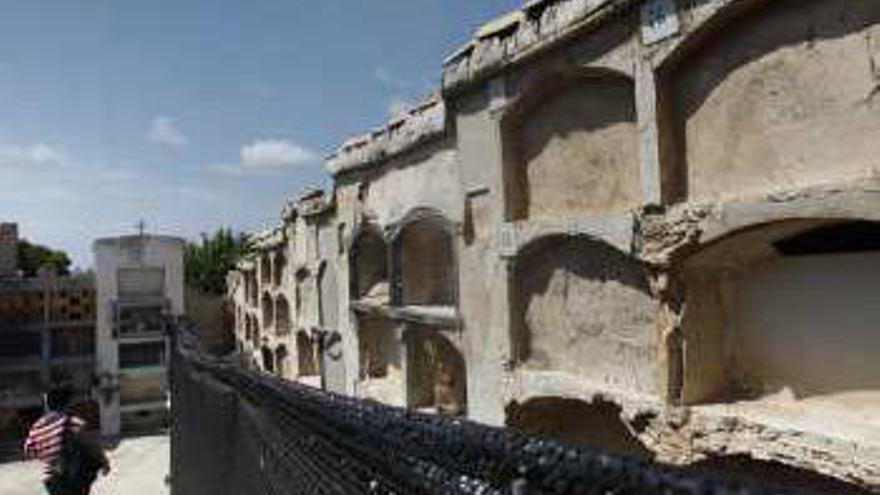 El tejado de la parte más antigua se ha hundido en varios de los panteones. (Dcha) Una malla evita desprendimientos.