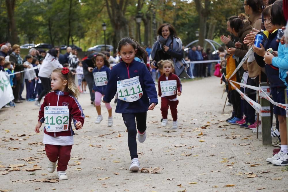 Más de 1.100 jóvenes atletas desafían a las bajas temperaturas para participar en la tradicional carrera de cross escolar.