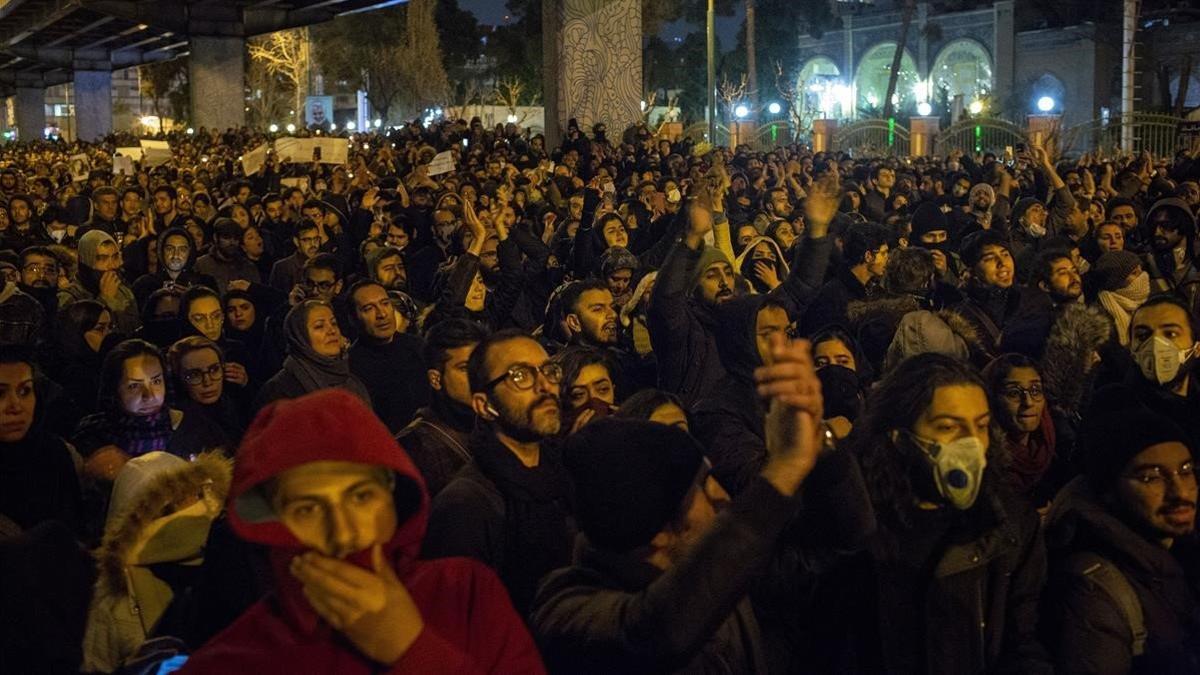Cientos de iranís concentrados frente a la universidad Amri Kabir en Teherán para protestar por las mentiras del régimen sobre el avión ucraniano siniestrado.