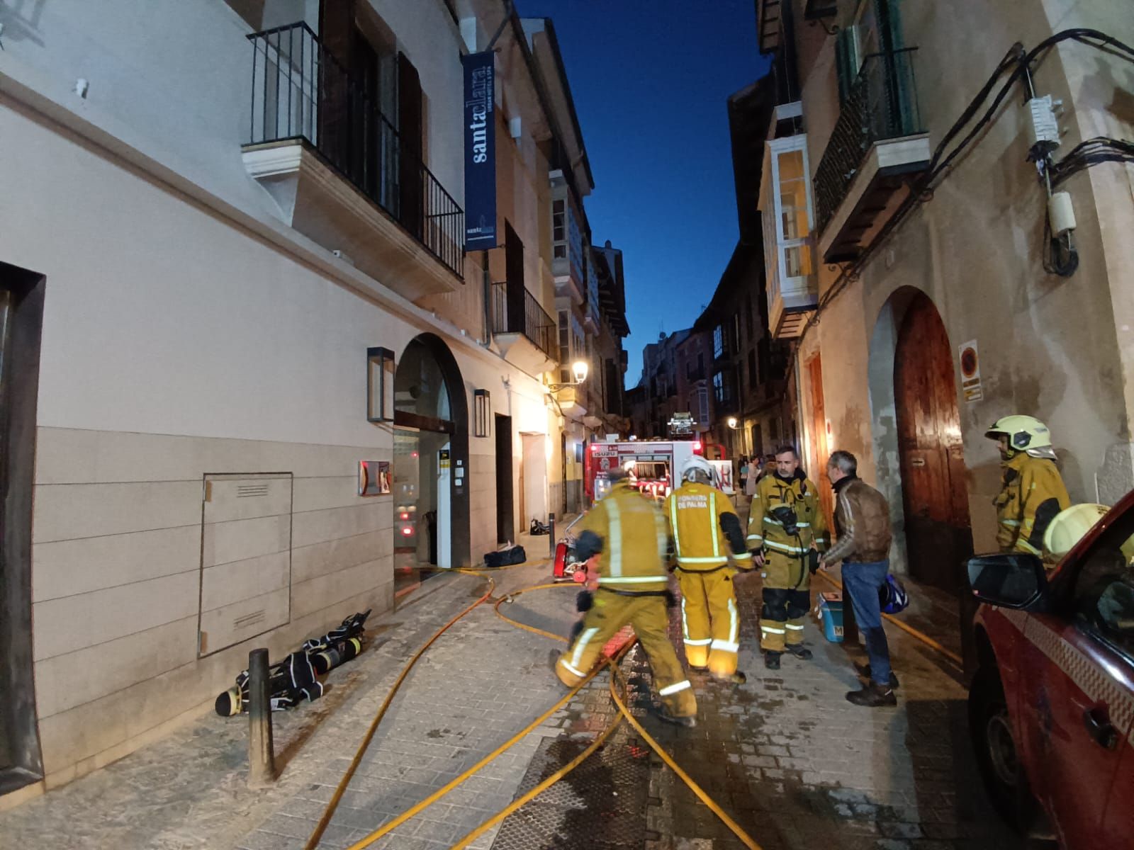 Desalojan un hotel del casco antiguo de Palma por un incendio en el spa