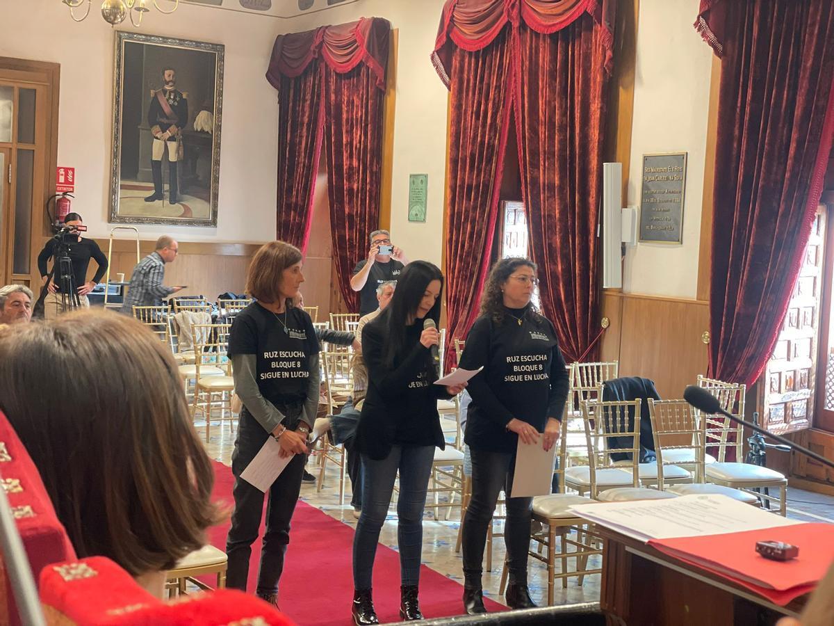 Propietarias del bloque 8 de San Antón en el pleno