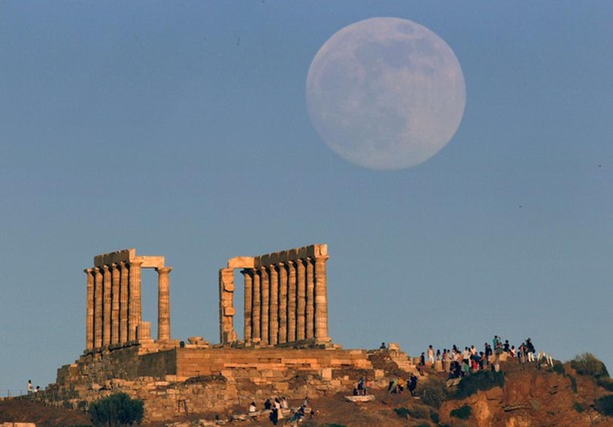 El temple de Posidó, l’antic déu del mar grec, amb la lluna de fons al cap Súnion (Grècia).