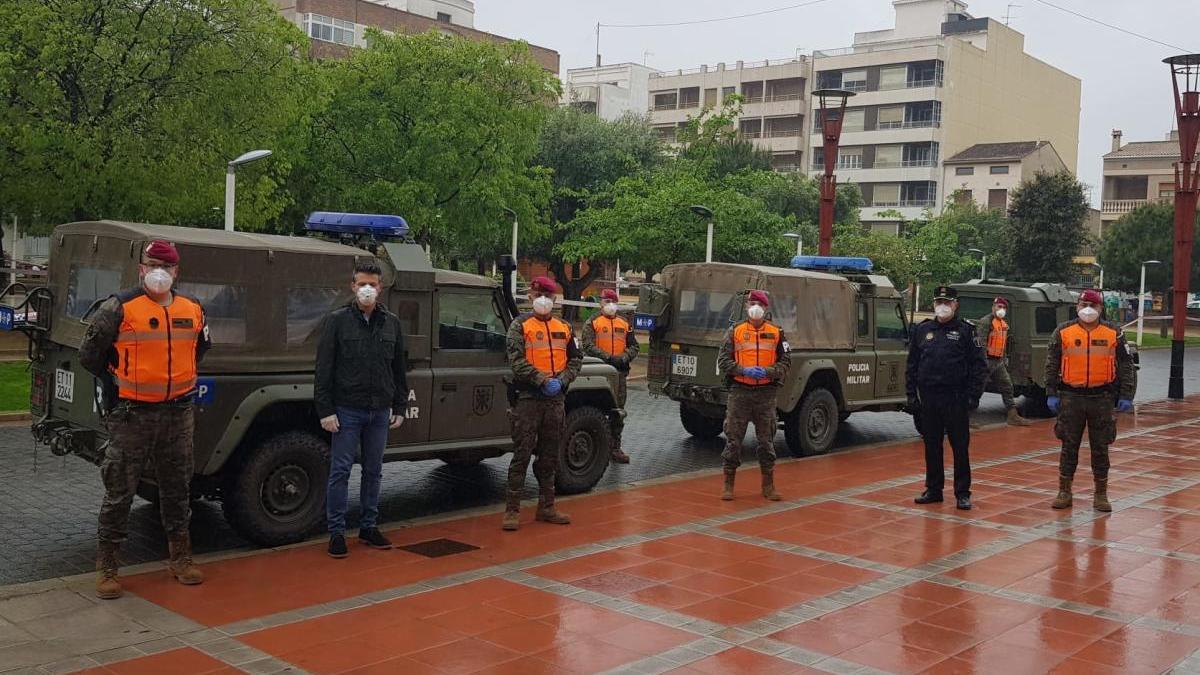 El alcalde, junto a los soldados.