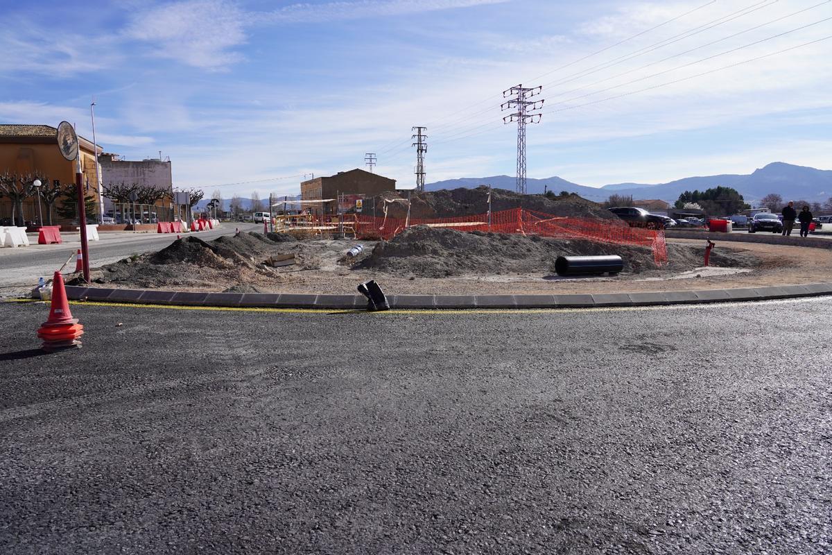 La nueva rotonda en la calle Rosalía de Castro reabre a falta de los últimos detalles.