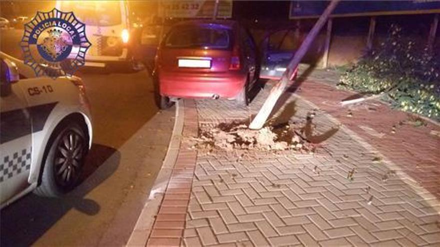 Un coche choca contra un árbol tras salirse de la vía en el bulevar del río Seco