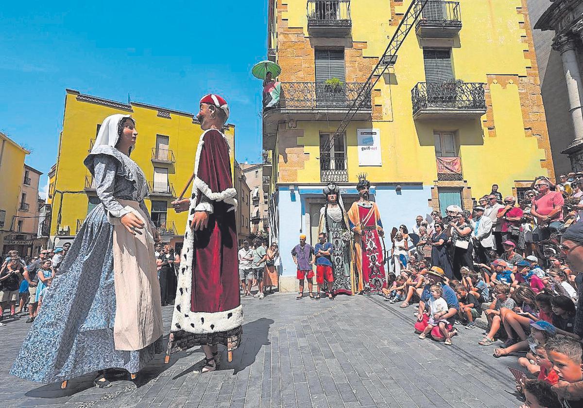 Els gegants, a l'exetior de l'església