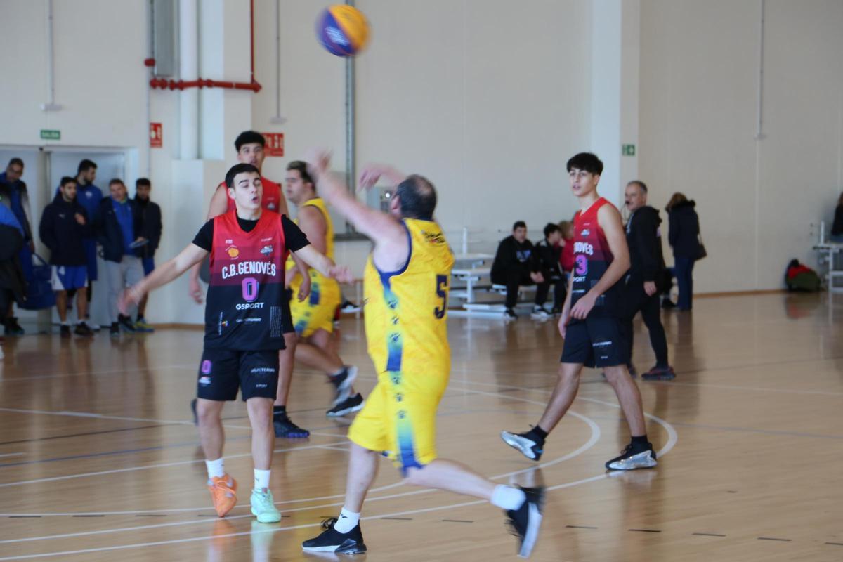 Jugadores en un encuentro de la jornada de baloncesto inclusivo celebrada en Xàtiva.
