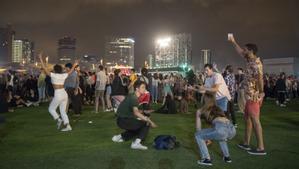 El público siguiendo el ritmo del DJ Calvin Harris durante su actuación en el festival Primavera Sound. 