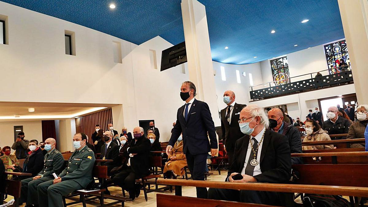 Oliverio “Oli” Álvarez se dirige al altar para ingresar como nuevo hermano estudiante, ayer, en la iglesia de San Francisco Javier de la Tenderina. | Mara Villamuza