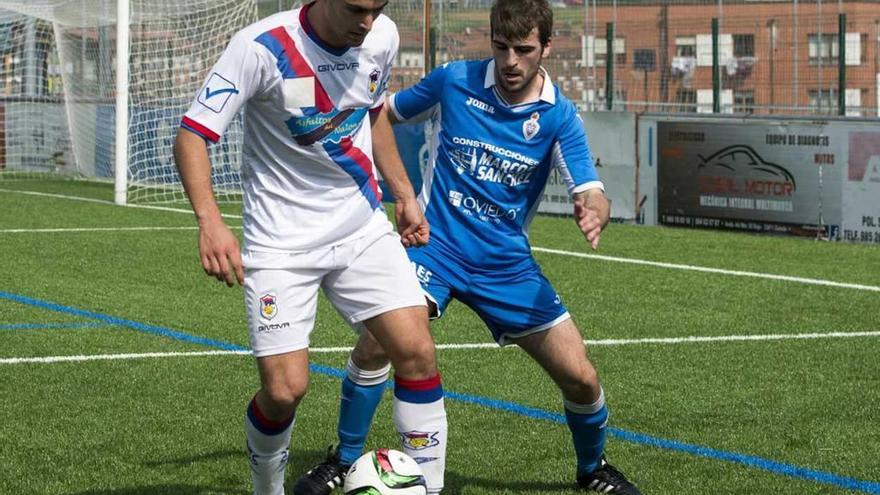 Claudio controla el balón en el choque ante el Covadonga de la última jornada liguera de la pasada temporada.