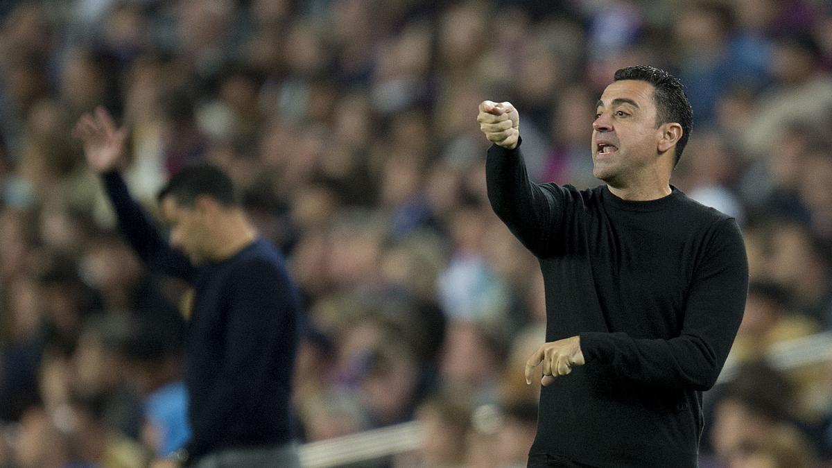 Barcelona 10.04.2023. Deportes. Xavi en la banda durante el partido de liga entre el FC Barcelona, Barça, y el Girona. Fotografía de Jordi Cotrina