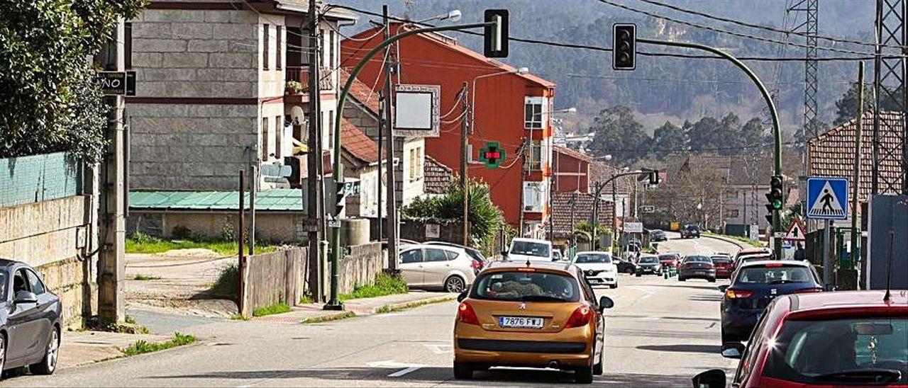 Carretera PO-331 en la que Mos reclama propiedad tambíén en el margen derecho de la foto. En el recuadro, el mojón que marca el linde entre Torneiros (Porriño)  y Pereiras (Mos).