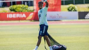 Luis Enrique mima Ansu a Las Rozas