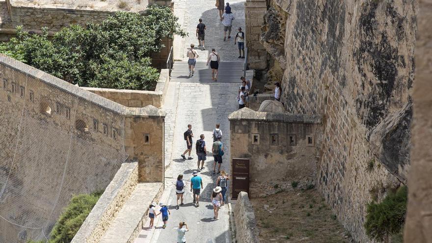 El castillo de Santa Bárbara casi duplica los visitantes previstos en el primer año de gestión externa