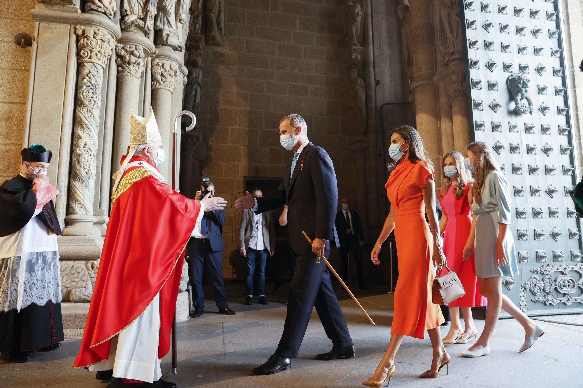 El rey Felipe VI realiza la ofrenda al Apóstol acompañado de la reina Letizia y sus hijas