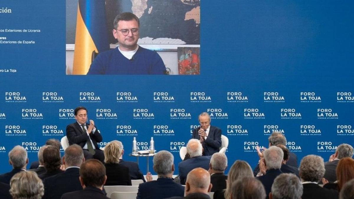 Conversación entre el Ministro Asuntos Exteriores, José Manuel Albares (izquierda) y su homólogo en Ucrania, Dmytro Kuleba. en el Foro La Toja