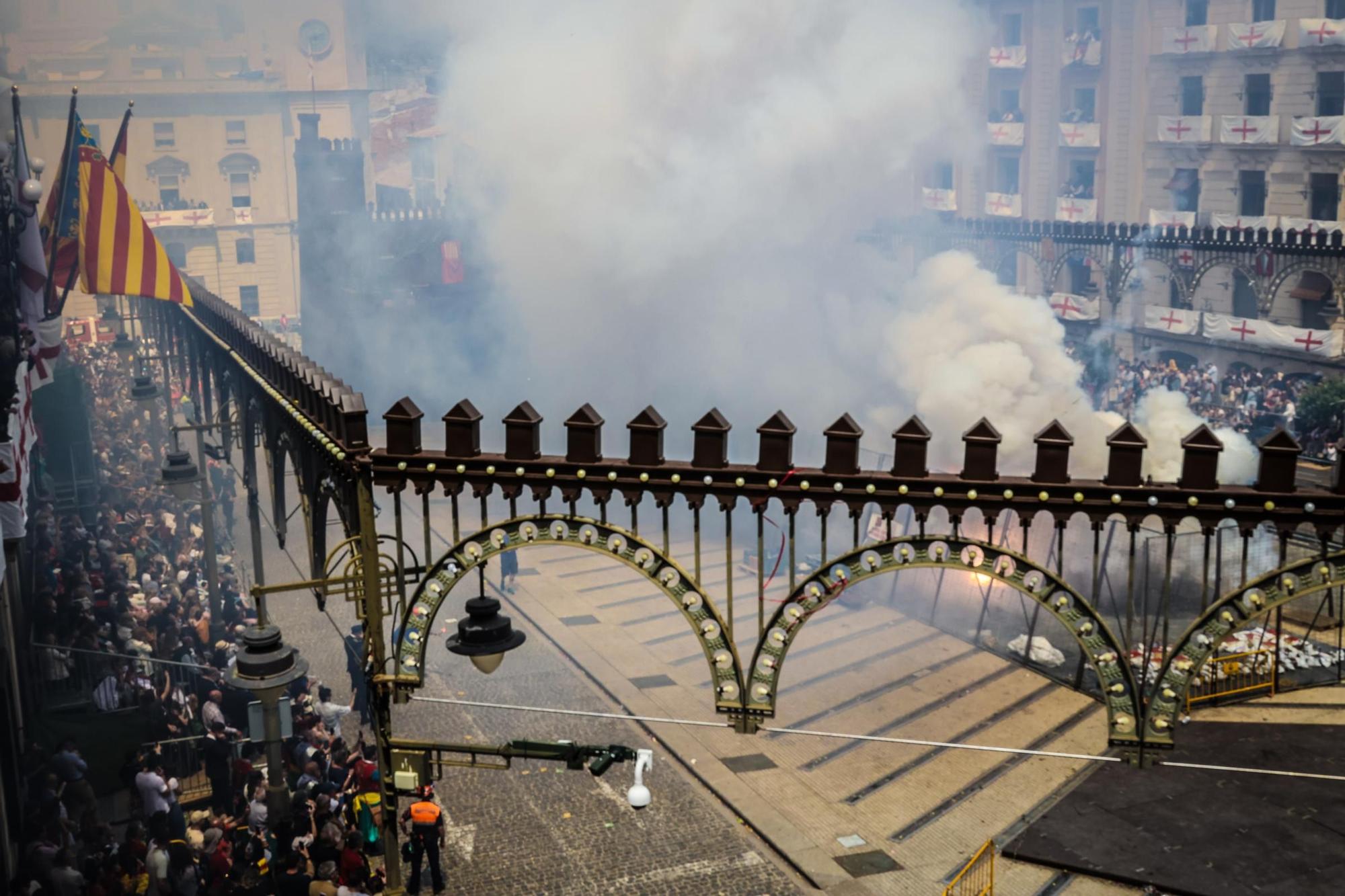 El Sant Jordiet entre claveles en la procesión de la Reliquia