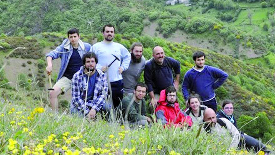 Los expedicionarios y Guillermo Díaz, en la sierra de O Courel.