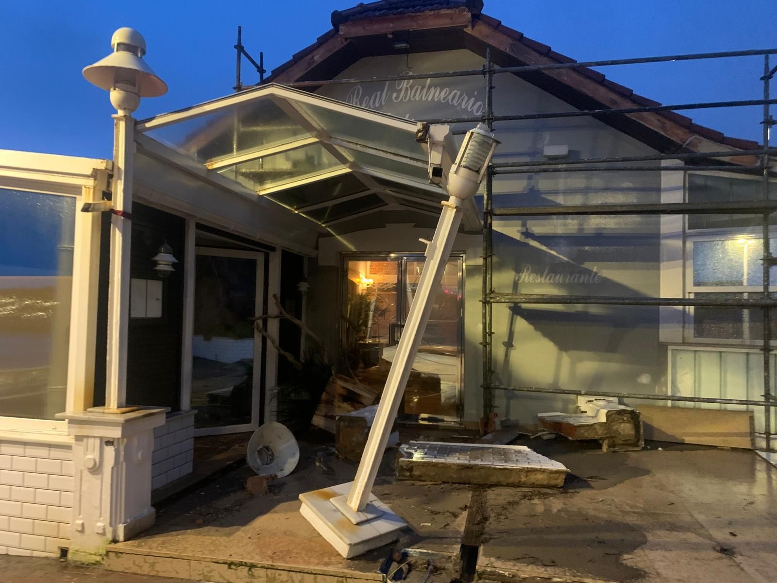 En imágenes: El temporal causa importantes detrozos en el Real Balneario de Salinas