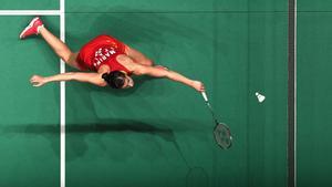 Carolina Marin, de España, realiza una devolución contra Sung Ji Hyun de Corea del Sur en su partido individual femenino en el torneo de bádminton Masters de Malasia en Kuala Lumpur.