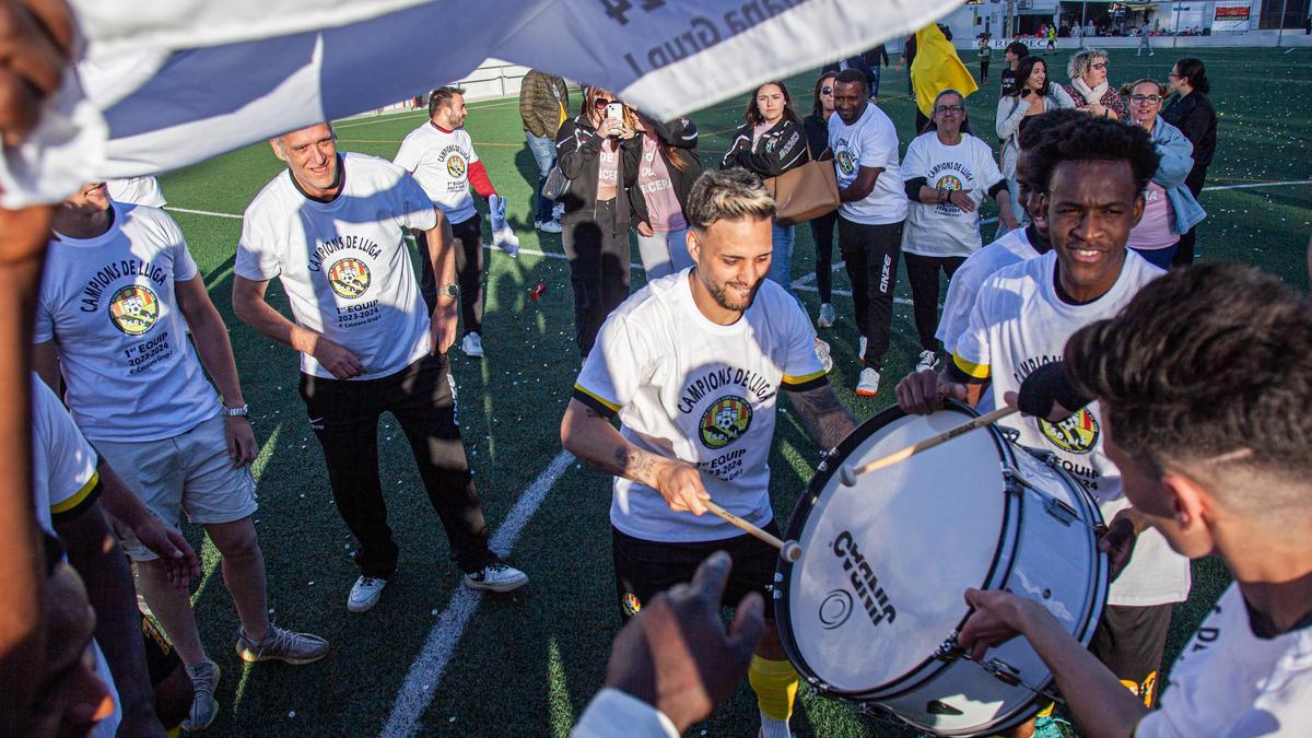 Oscar Arjona, tocant el tambor en la celebració de l'Esplais