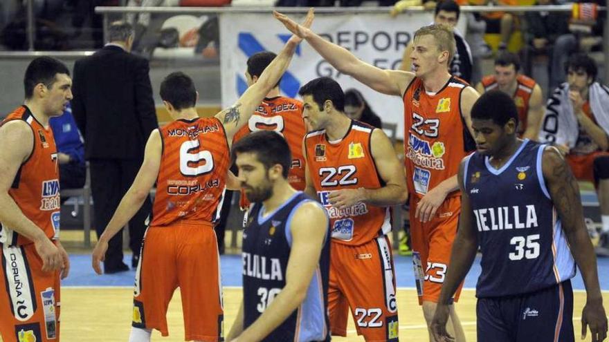 Zyle y Monaghan se chocan las manos para celebrar la victoria ante Melilla.
