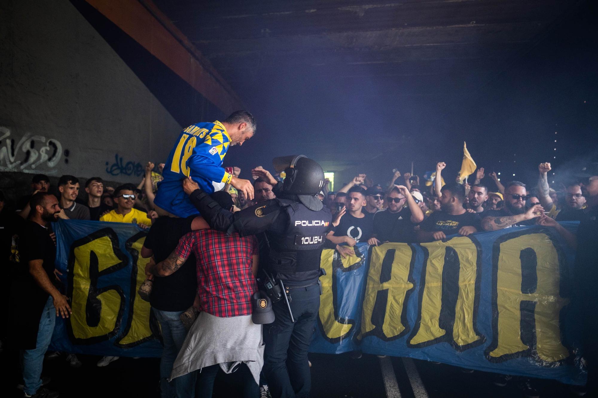 Los aficionados de la UD Las Palmas se dirigen al Heliodoro