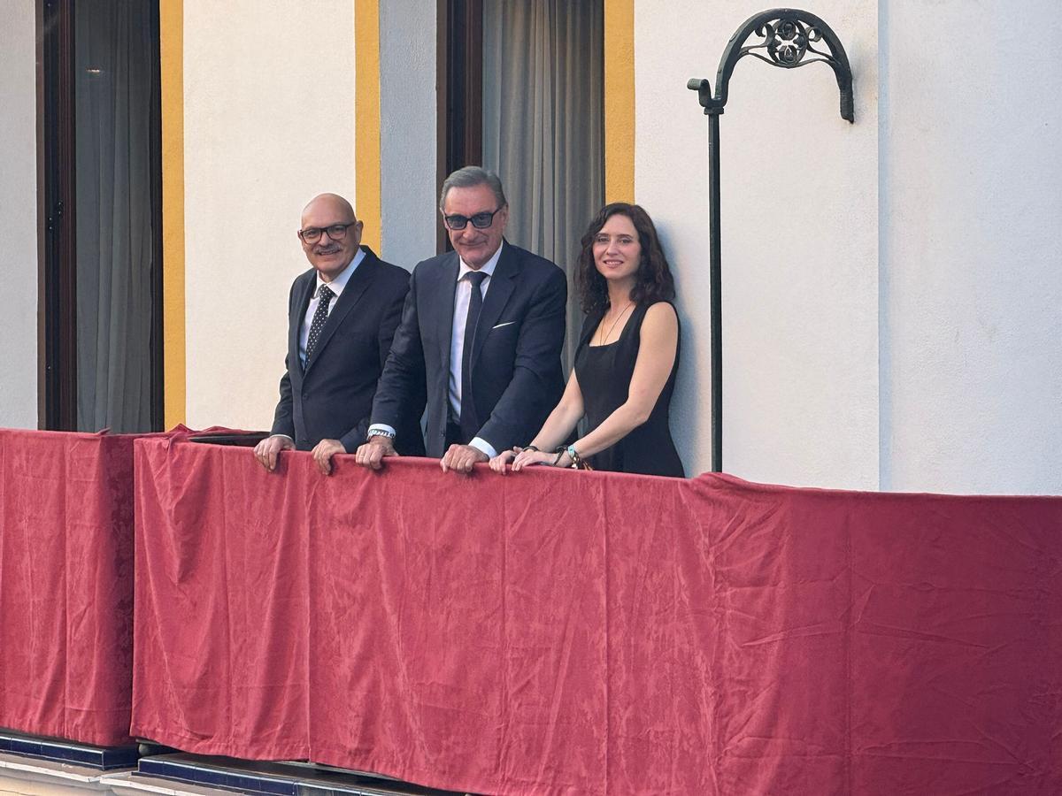 La presidenta de la Comunidad de Madrid, Isabel Díaz Ayuso, en un balcón de la Cuesta del Bacalao junto al periodista Carlos Herrera presenciando el discurrir de las cofradías del Jueves Santo de Sevilla.