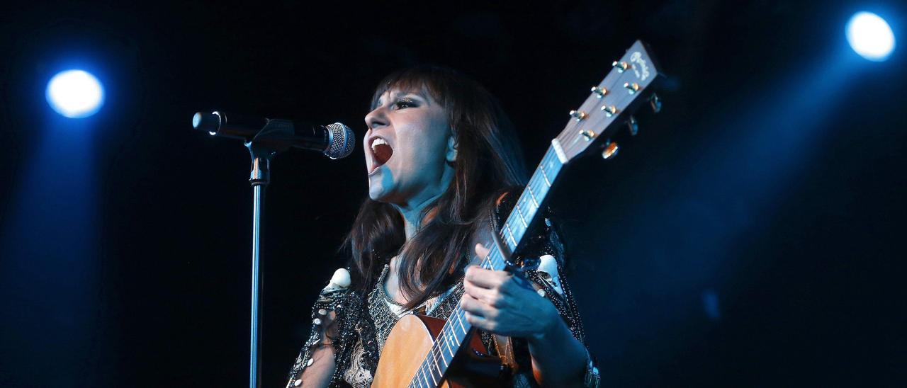 La cantante Amaral durante un concierto