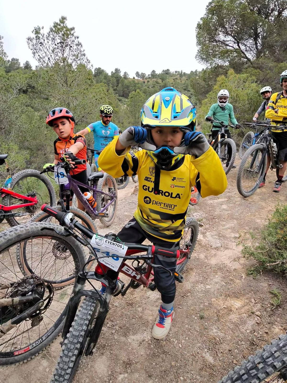 Ciclistas en la jornada de la Copa de la Comunitat de Mini Enduro en Jalance.