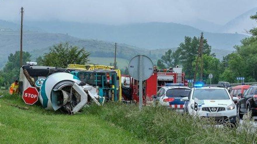 Un camioner ferit en bolcar un tràiler a Puigcerdà