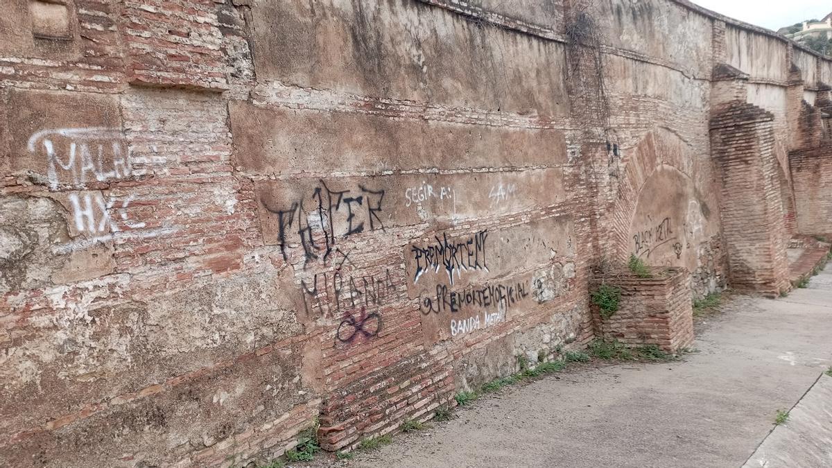 Un detalle del Puente de los Once Ojos, en Ciudad Jardín, con pintadas el pasado miércoles.
