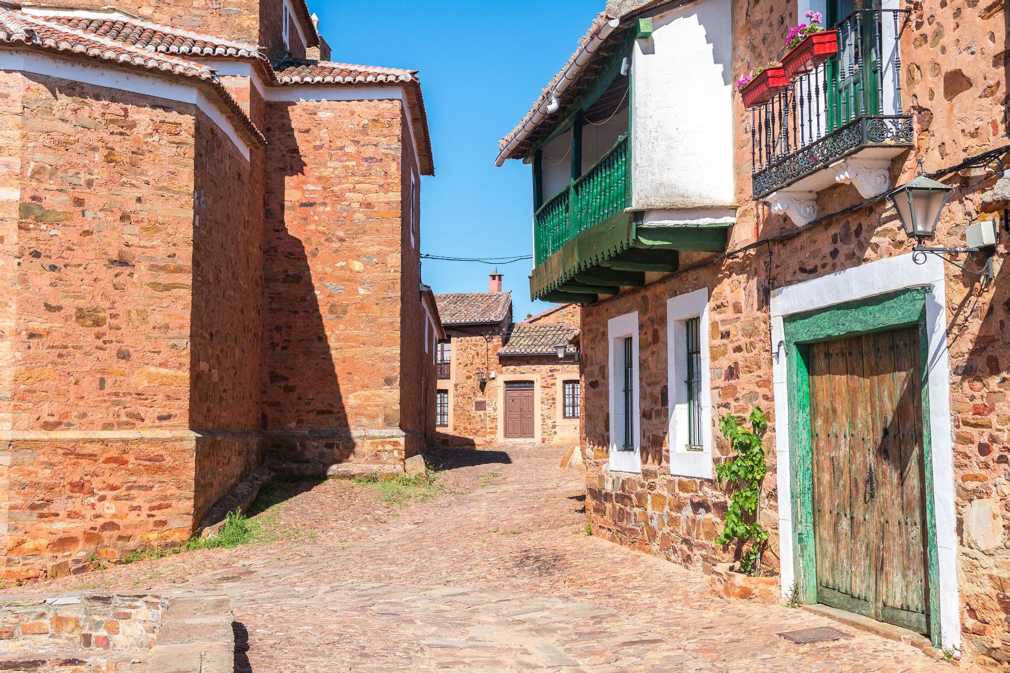 El verde y el blanco resaltan sobre la piedra de las casas