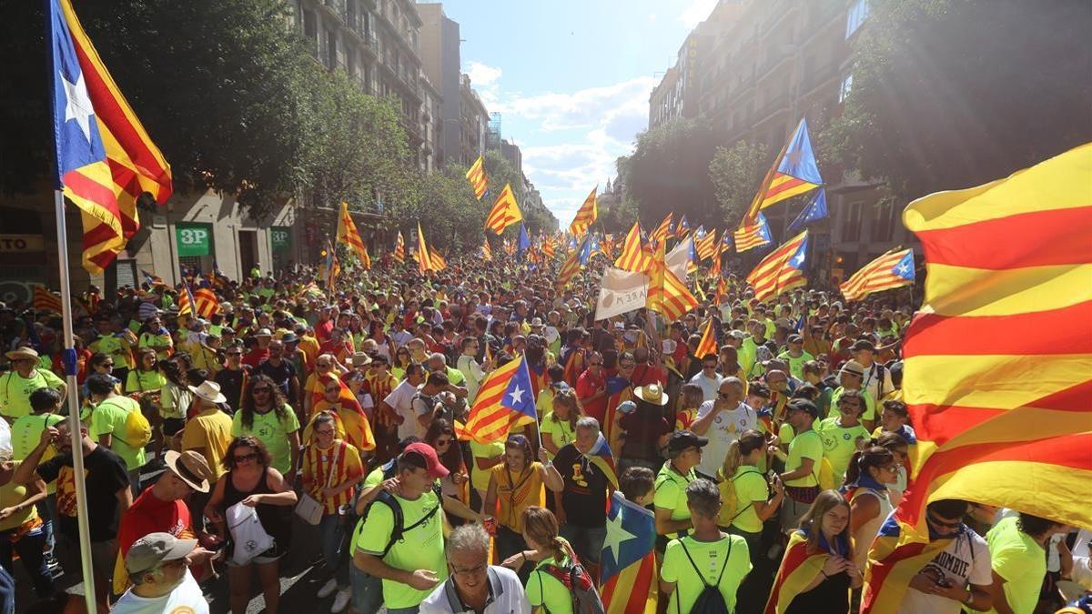 Imagen de la calle Aragó con Bailén llena de independentistas.