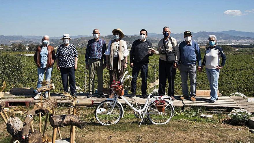 Antonio Montiel, rodeado de vecinos ayer, con la Vega de Mestanza de fondo.