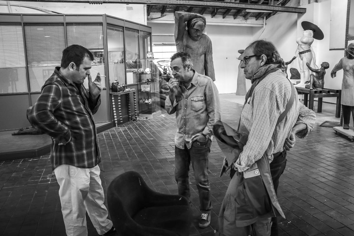 Francisco Leiro, Lisardo García Bueno y Plácido Romero, en el taller de Madrid