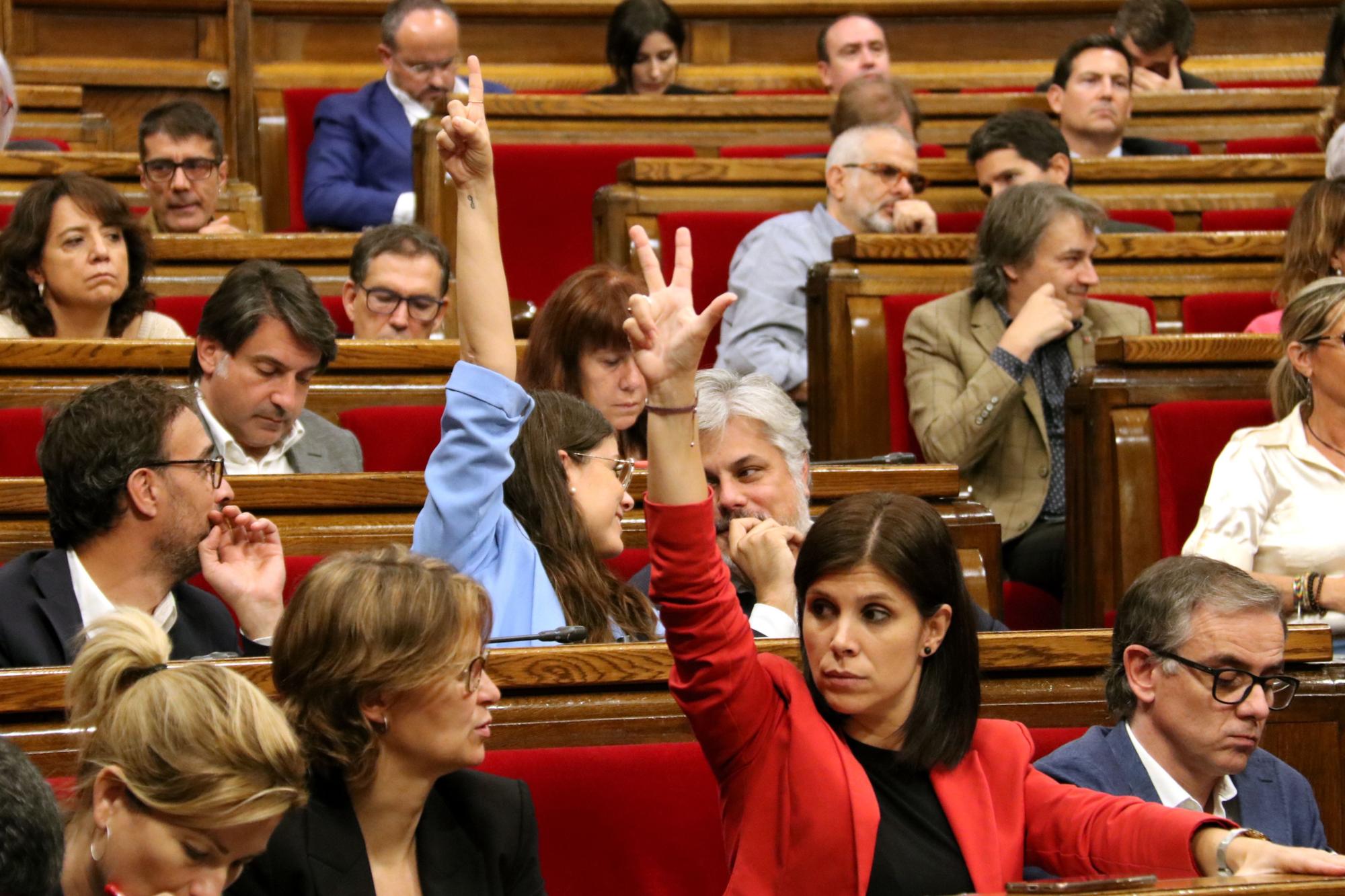 La portavoz de ERC, Marta Vilalta, y la de Junts, Mònica Sales, indicando el voto en el Parlament