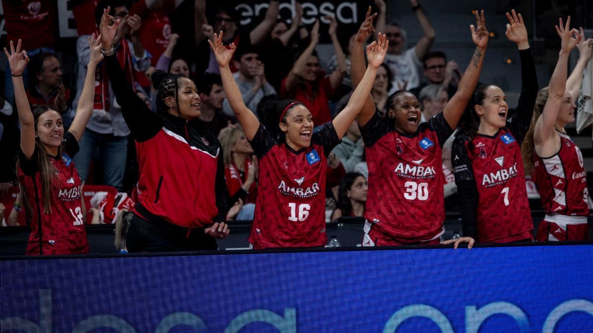 Las jugadoras del banquillo del Casademont celebran una acción del duelo copero ante el Gran Canaria