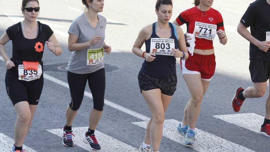 Varias mujeres durante la Media Maratón de Murcia del pasado año.